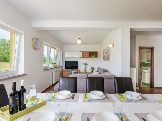 Others 5, Cosy Apartment in Potpican, Pićan