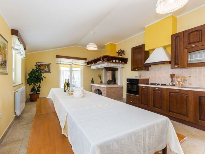 Bedroom 3, Cosy Apartment in Potpican, Pićan