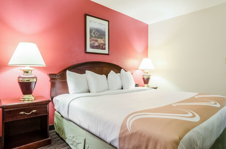 Bedroom 3, Quality Inn South, Sedgwick