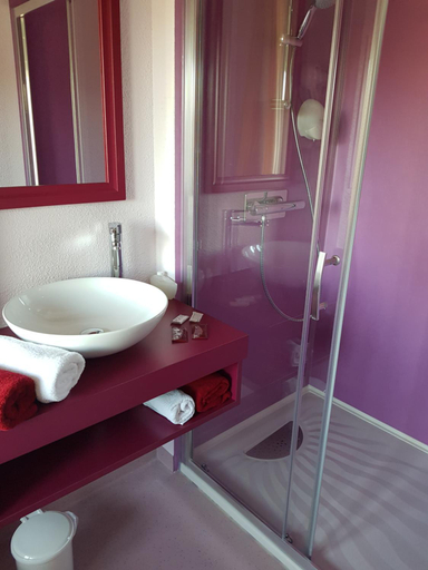 Bathroom 2, Hotel Jeanne D'Arc, Lozère