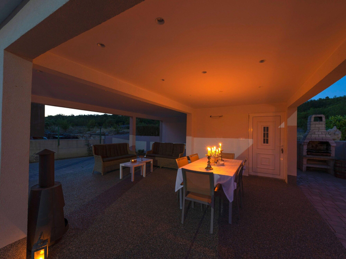 Food & Drinks, Villa in Ugljane With Private Pool, Trilj
