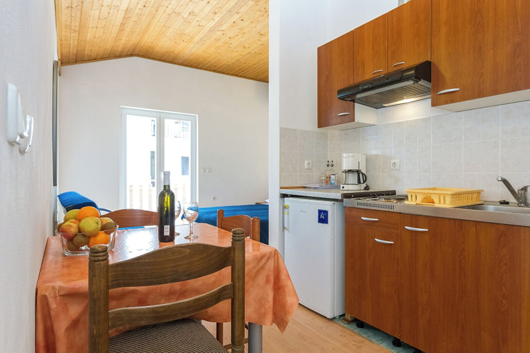 Others 5, Pansion Alen-Dugi otok, Sali