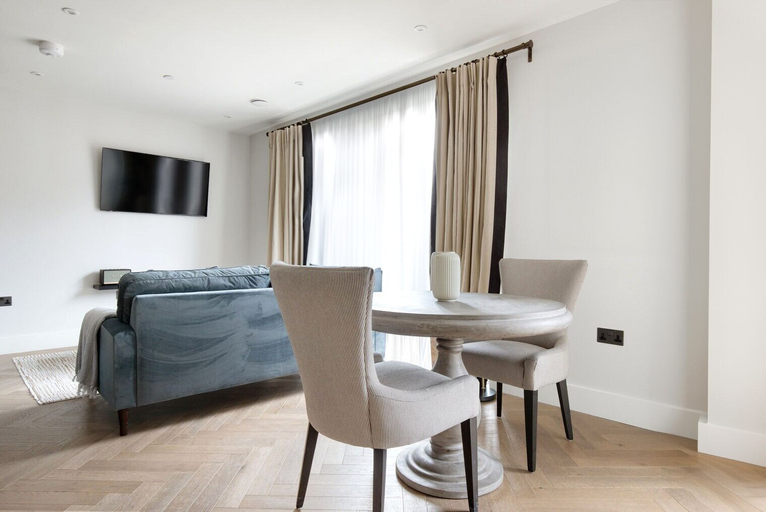 Others 4, Sophisticated 2 Bedrooms by Spitafields, London