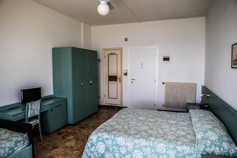 Bedroom 3, Hotel West End, Savona