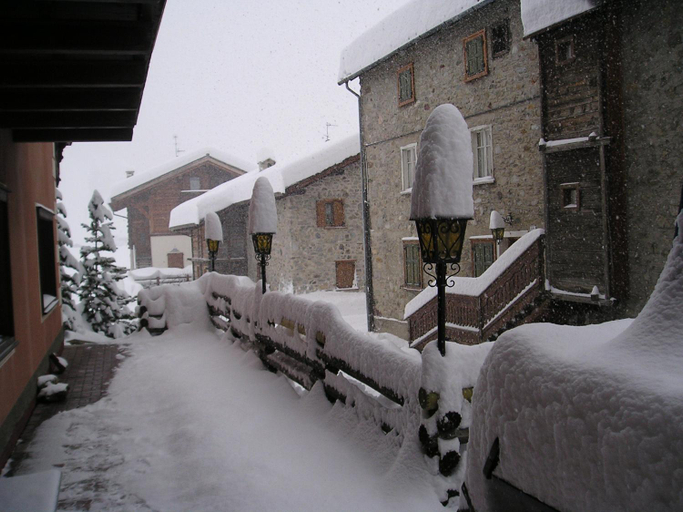 Exterior & Views 2, Adele, Sondrio