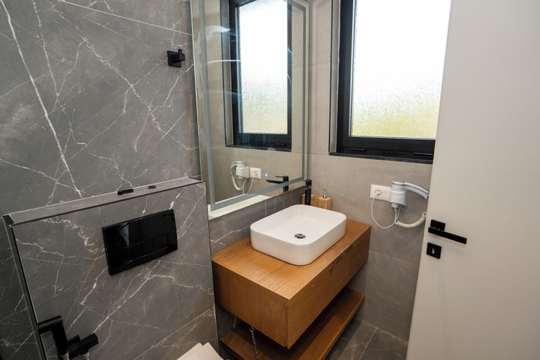 Bathroom 3, Memaj Hotel, Sarandës