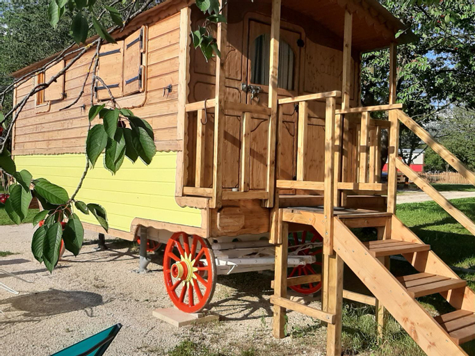 Exterior 4