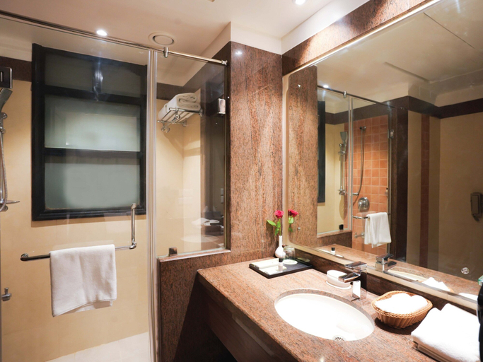 Bathroom 4, Leisure Inn Grand Chanakya, Jaipur