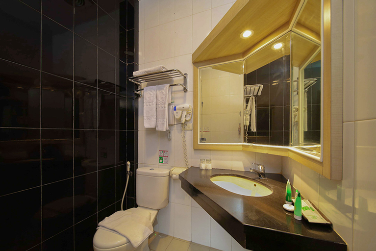 Bathroom 13