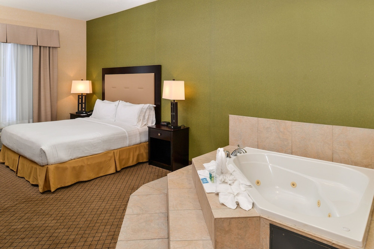 Bedroom 5, Holiday Inn Express WOODLAND by IHG, Yolo