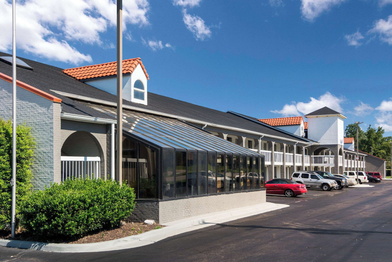 Exterior & Views 27