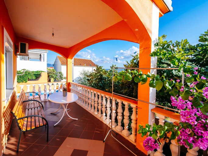 Others 4, Beautiful Holiday Home in Maslenica Near Beach", Jasenice