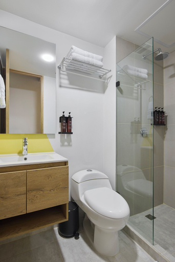 Bathroom 5, 30 Living Suites, Medellín