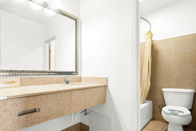 Bathroom 3, Capitol Inn And Suites, Montgomery