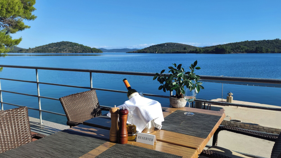Others 4, Pansion Alen-Dugi otok, Sali