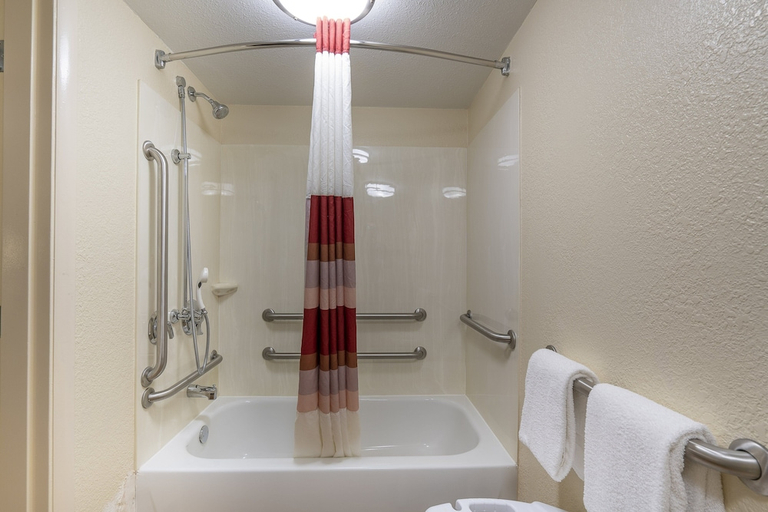 Bathroom 4, Red Roof Inn Cleveland - Mentor/ Willoughby, Lake