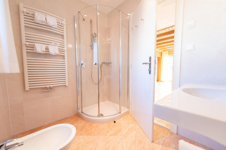 Bathroom 2, Aparthotel Kastel Seiser Alm, Bolzano