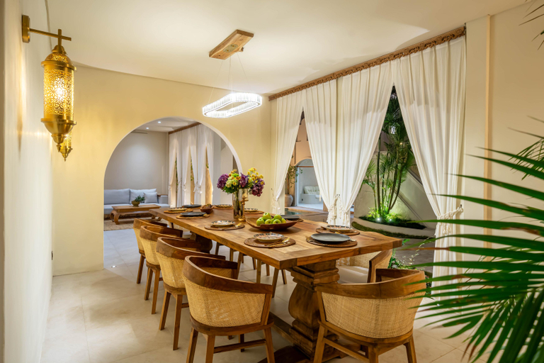 Others 4, Yamuna: Enthralling 5BR Villa 3Min to Berawa Beach, Badung