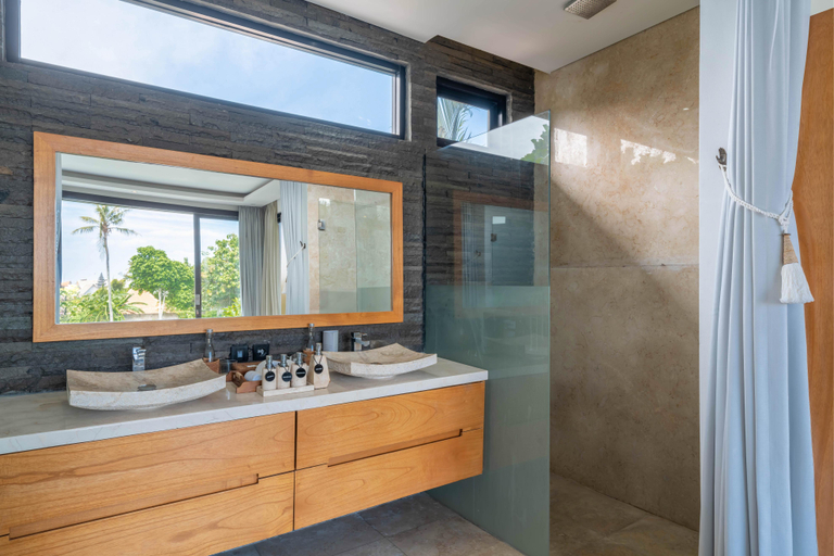 Bathroom 5, Luxury Beach Canggu : Massive Sea Views 5BR Villa Close to The Beach!, Badung