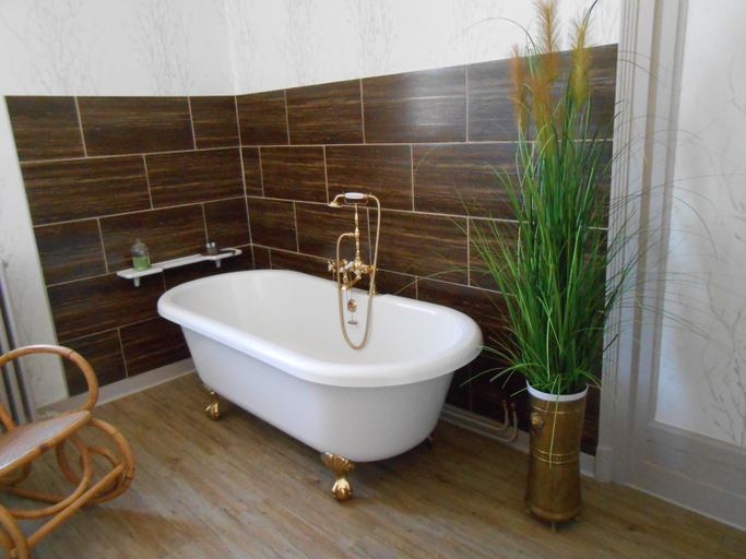 Bathroom 3, La Passagere, Allier