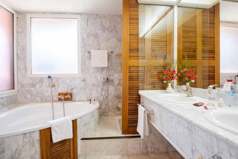 Bathroom 2, Hotel Colbert Spa Casino, Analamanga