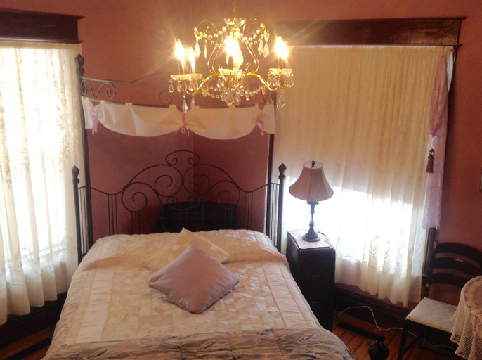 Bedroom 2, Maison McKenzie House, Restigouche
