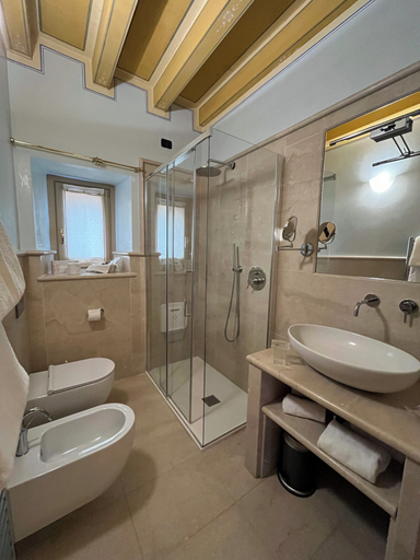 Bathroom 5, Romantik Hotel Relais Mirabella Iseo, Brescia