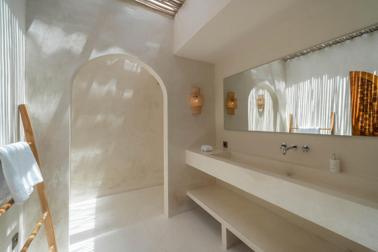 Bathroom 5, Casa Galicia - Spacious Central 7BR Villa : Pool & Sunset Rooftop, Badung