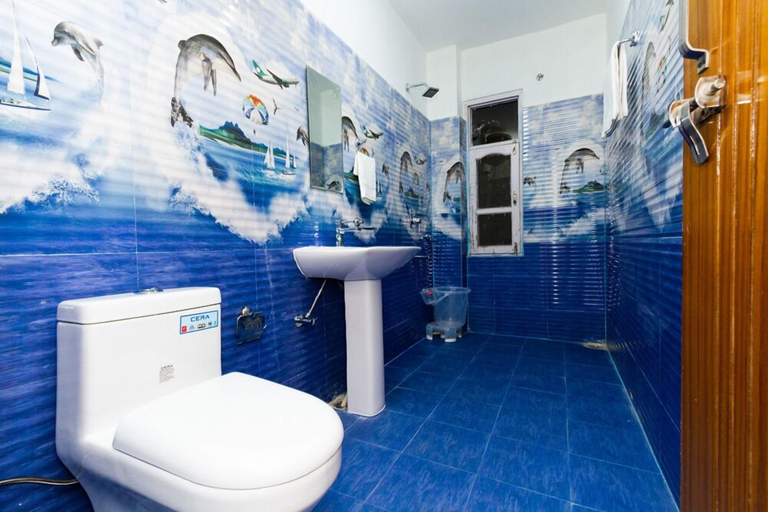 Bathroom, Hotel Roop, Mandi