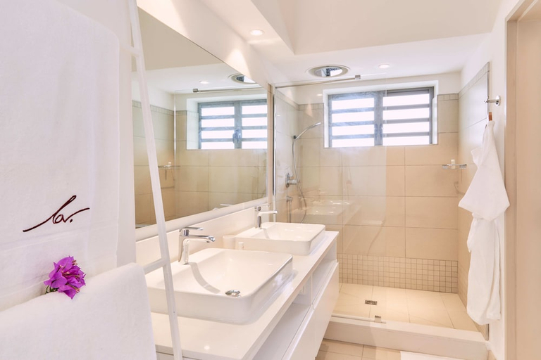 Bathroom 4, Les Estivales Beachfront Suites & Penthouses, LOV