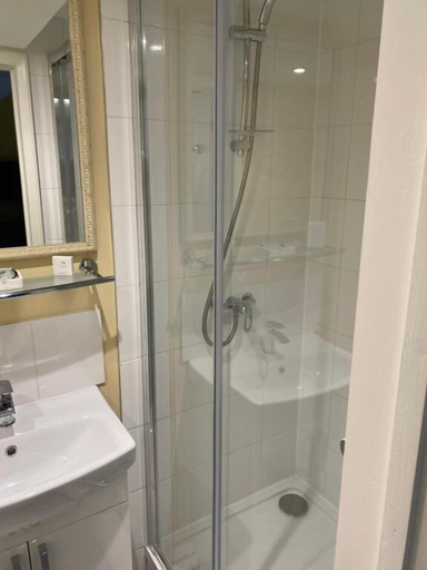 Bathroom, Bear Inn, Gloucestershire