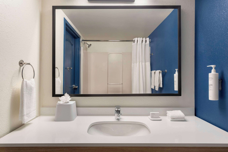 Bathroom 4, Spark by Hilton Orlando Universal Blvd, Orange