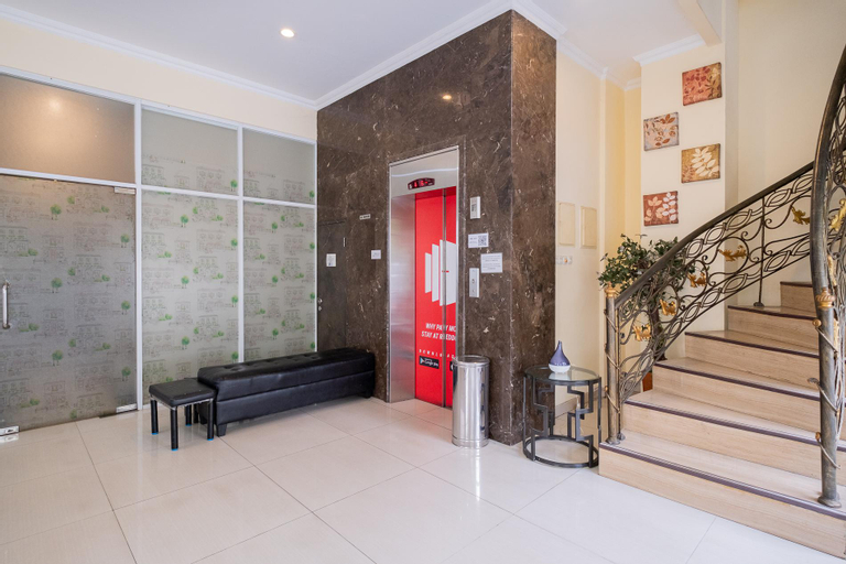 Public Area 3, RedDoorz Plus @ Cideng Barat, Central Jakarta