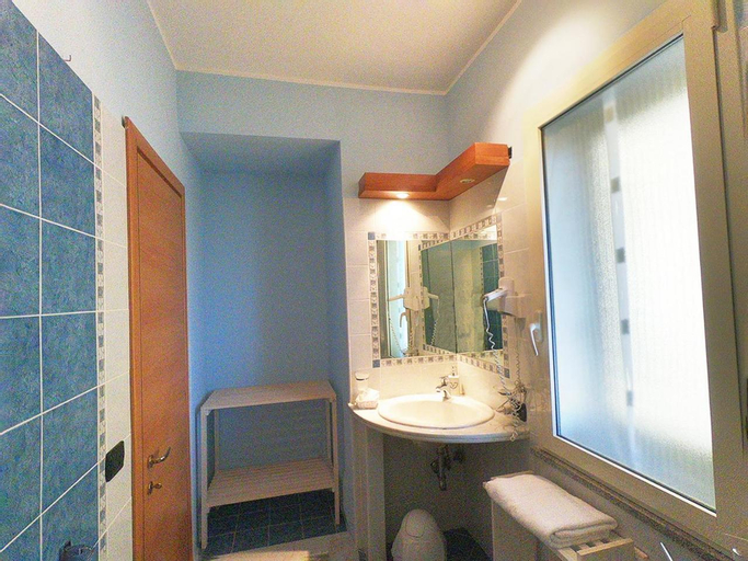 Bathroom 16