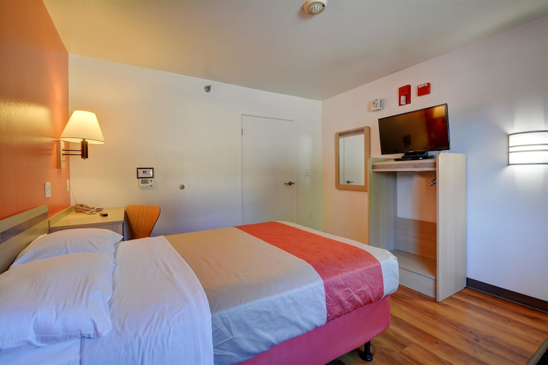 Bedroom 2, Motel6 Windsor Locks, CT - Hartford, Hartford