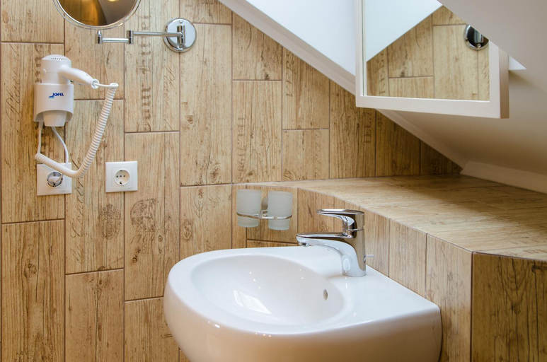 Bathroom 5, Hata Hutsula, Iaremchans'ka
