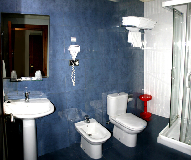 Bathroom 4, Hotel Virgen de Covadonga, Asturias