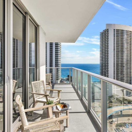 Room 4, Wrap Around Balcony Awesome Views Amazing Pools, Broward