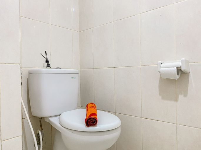 Bathroom 5, Well Designed Studio Springlake Summarecon Bekasi Apartment By Travelio, Bekasi