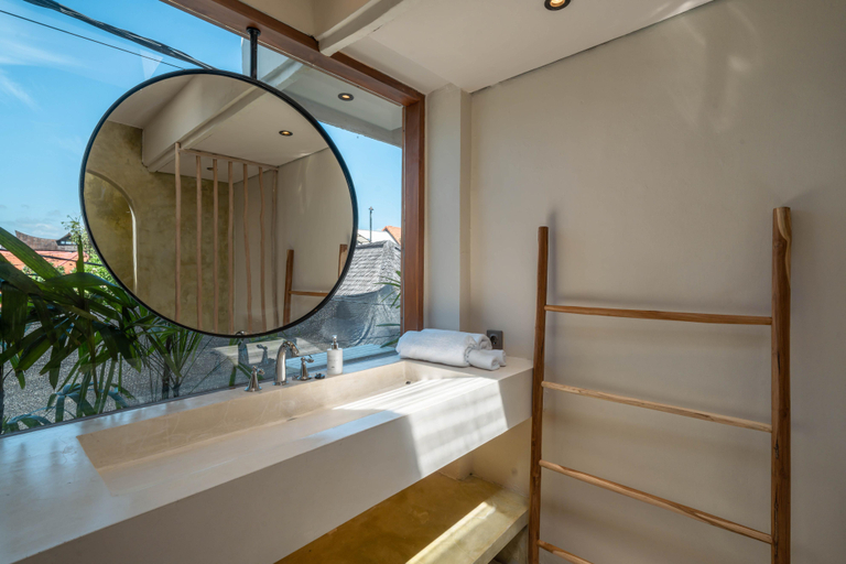 Bathroom 4, Casa Galicia - Spacious Central 7BR Villa : Pool & Sunset Rooftop, Badung