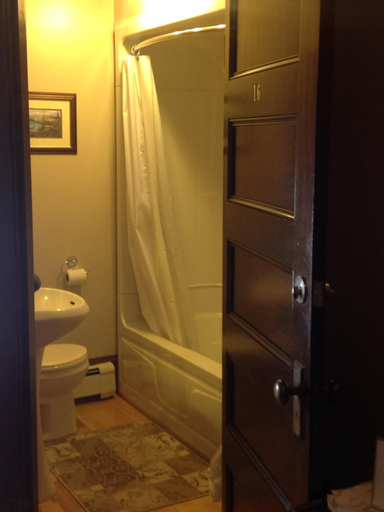 Bedroom 3, Maison McKenzie House, Restigouche