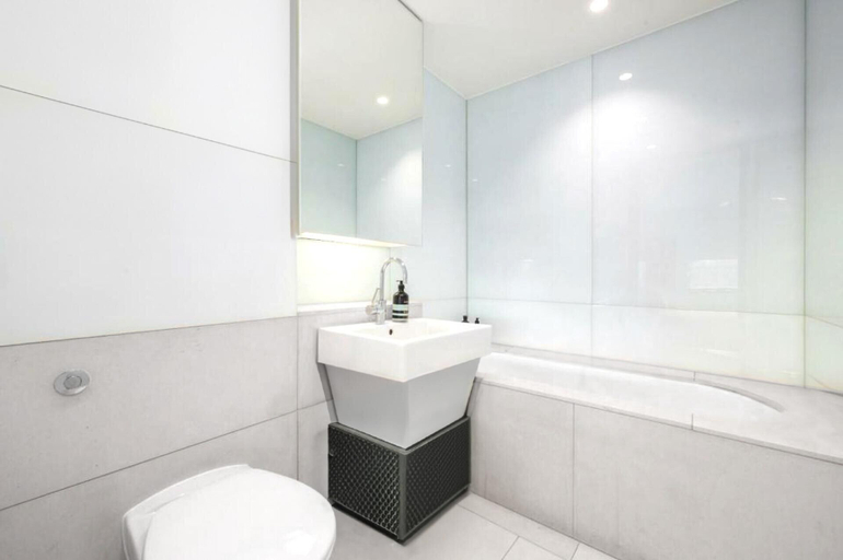 Bathroom 3, Sophisticated 2 Bedrooms by Spitafields, London