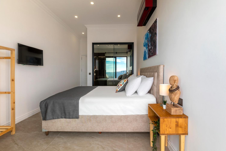 Bedroom 4, Born in Blue, Kaş