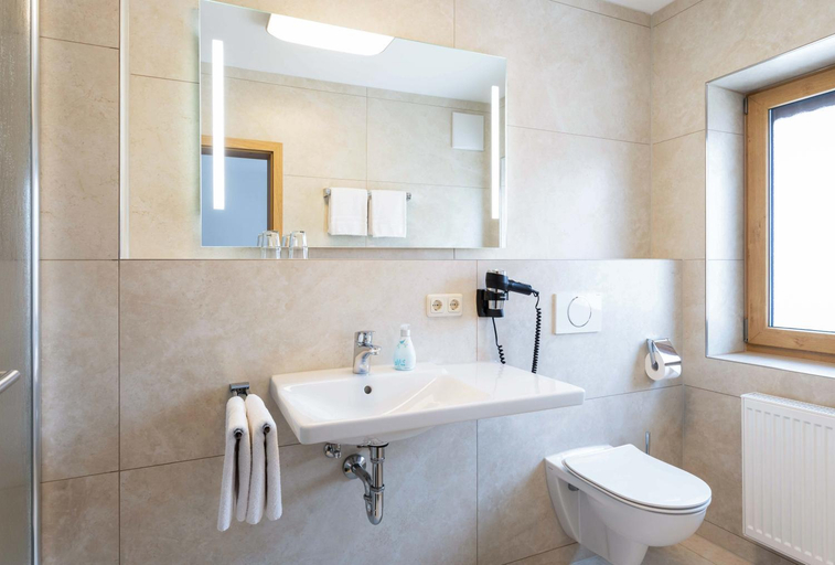 Bathroom 2, Hotel Gasthof Rosenwirt, Freising
