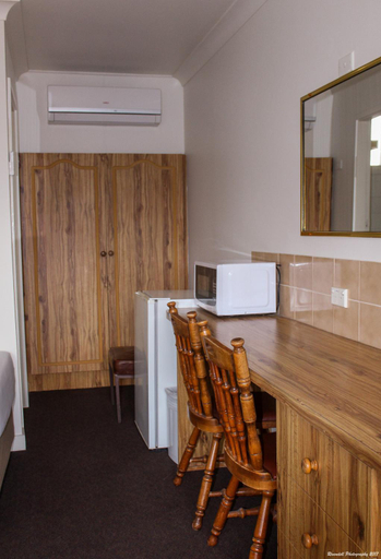 Others 5, Motel Riverina, Leeton