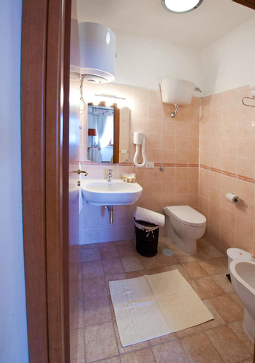 Bathroom 18
