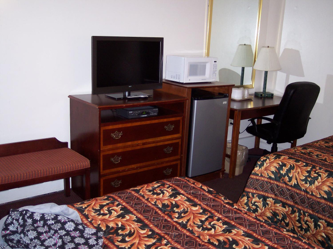 Bedroom 2, Shore Hills Motel, Monmouth