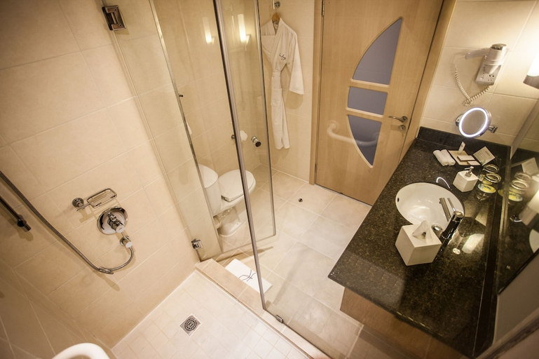 Bathroom 5, Hennessy Park Hotel