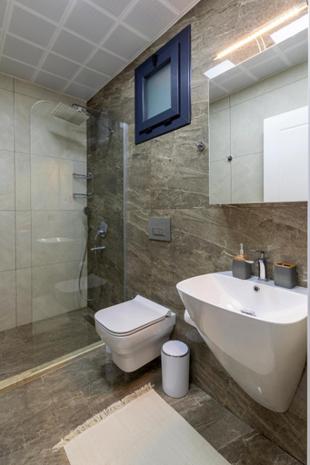 Bathroom 5, Born in Blue, Kaş