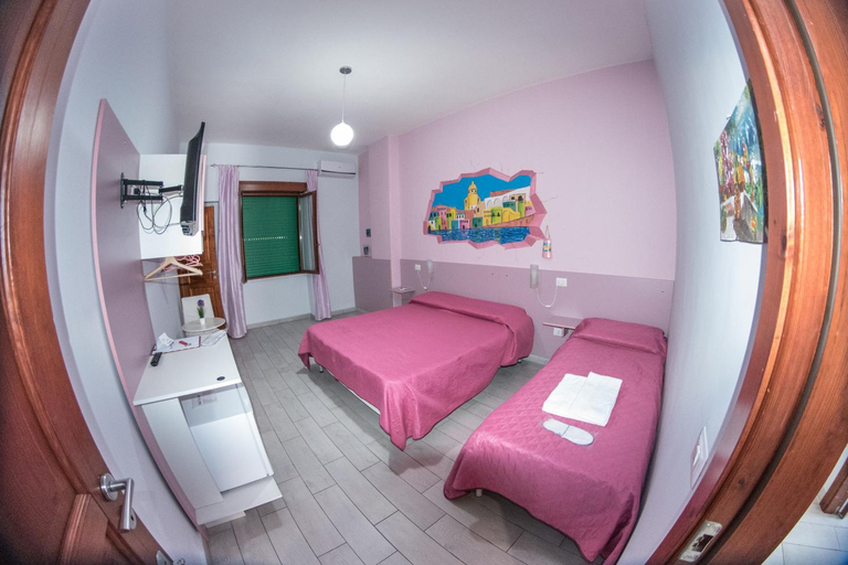 Others 3, B&B Le isole, Napoli